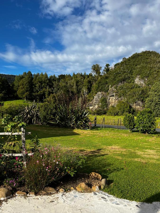 Отель Wisteria Way Опонони Экстерьер фото